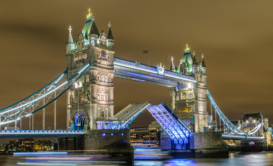 Fototapeta na wymiar Tower Bridge opening, London, England