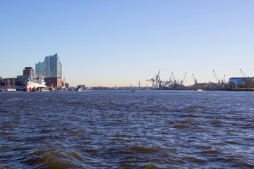 Naklejka premium Hamburger Hafen bei wolkenlosem Himmel