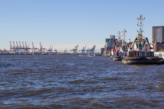 Wartende Schlepper im Hamburger Hafen