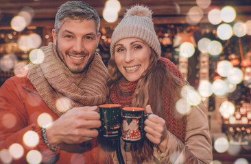 Paar im Winter auf dem Weihnachtsmarkt