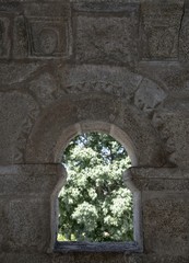Fototapeta na wymiar Fenêtre du Domus Municipalis à Bragança, Trás-os-Montes, Portugal