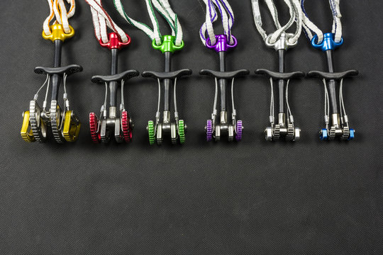 Spring-loaded camming device - set.