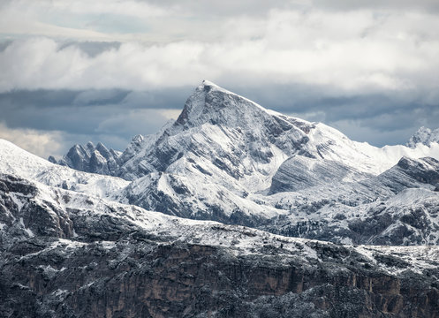 Fototapeta Panorama górska we Włoszech. Piękny naturalny krajobraz w górach Włoch