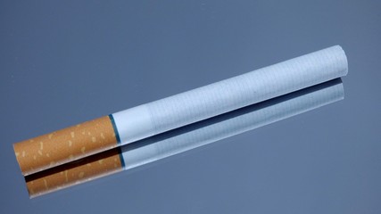 Cigarro reflexo em vidro