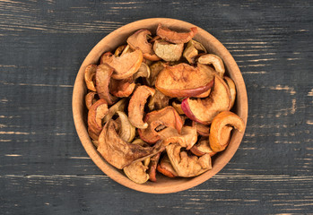 Dry slices apple in bowl