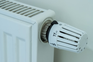 Heizk&ouml;rper mit Thermostat