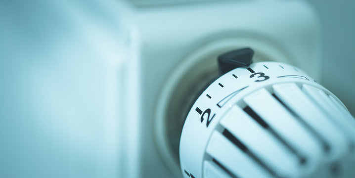 Heizk&ouml;rper mit Thermostat, Breitbild
