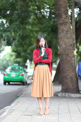 スマートホンを路上で使う女性