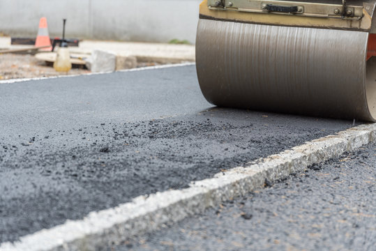 Stra&szlig;enwalze am Asphalt - Nahaufnahme