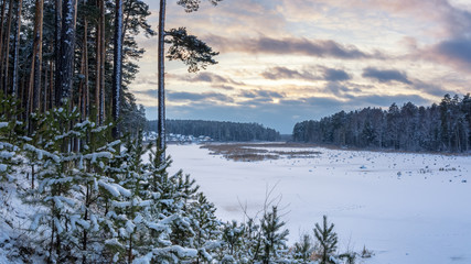 зимний пейзаж на берегу замерзшей реки вечером, Россия, Урал © 7ynp100