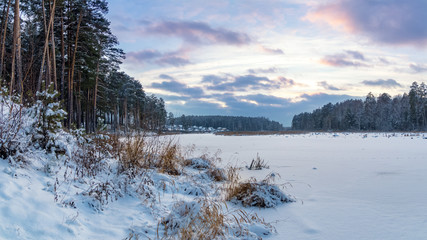 зимний пейзаж на берегу замерзшей реки вечером, Россия, Урал