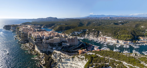 Obraz premium Vista aerea della città vecchia di Bonifacio costruita su scogliere di calcare bianco, falesie. Corsica, Francia. Stretto delle Bocche di Bonifacio che la separa la Corsica dalla Sardegna 