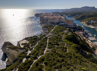 Vista aerea della città vecchia di Bonifacio costruita su scogliere di calcare bianco, falesie. Corsica, Francia. Stretto delle Bocche di Bonifacio che la separa la Corsica dalla Sardegna 