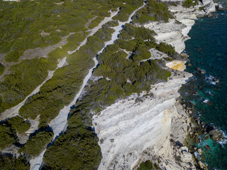 Vista aerea sulle scogliere di calcare bianco, falesie. Corsica, Francia. Stretto delle Bocche di Bonifacio che la separa la Corsica dalla Sardegna