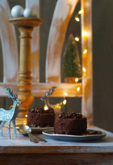 Mousse au Chocolat Törtchen mit Schokoladen-Haferflocken Boden- und Crumbles und Preiselbeersauce (Winter /Weihnachten)