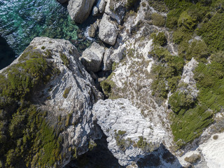 Naklejka na ściany i meble Vista aerea sulle scogliere di calcare bianco, falesie. Corsica, Francia. Stretto delle Bocche di Bonifacio che la separa la Corsica dalla Sardegna