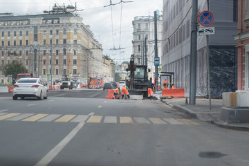 Obraz premium Workers on a road construction in a big city