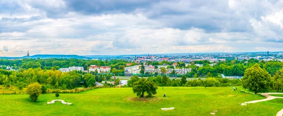 Foto op Plexiglas Luchtfoto van de oude stad van de Poolse stad Krakau/Krakau vanaf een groene heuvel. © dudlajzov