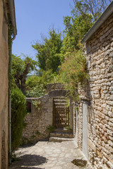 Fototapeta na wymiar Old house in the medieval village Simiane-la-Rotonde, Provence, France