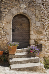 Fototapeta na wymiar Old house in the medieval village Simiane-la-Rotonde, Provence, France