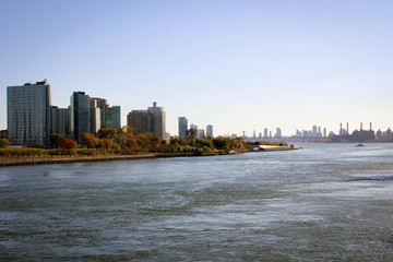 Obraz premium Hudson river view between Manhattan and Queens, New York, USA