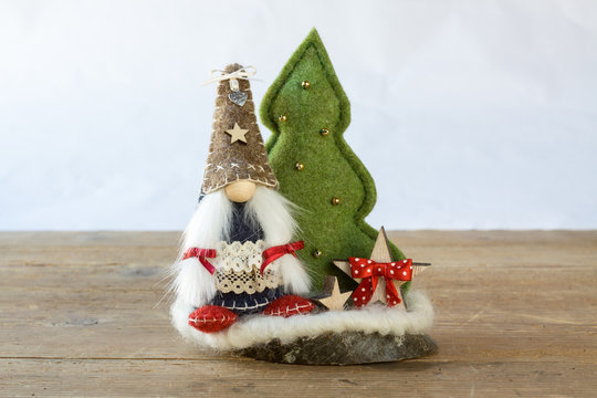 Gnomo, albero in feltro e base in legno