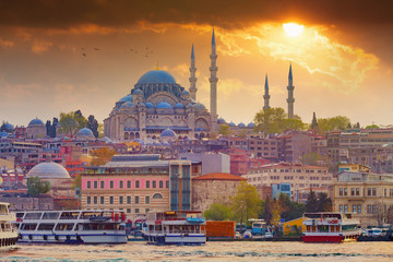 Obraz premium Dramatic sunset over Suleymaniye Mosque in Istanbul, Turkey