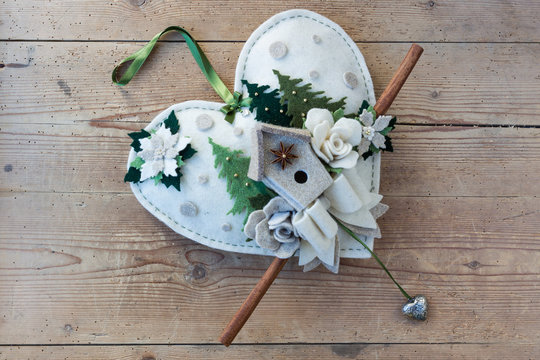 Cuore in feltro con casetta e cannella