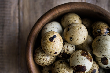 Obraz premium quail eggs on rustic wooden table