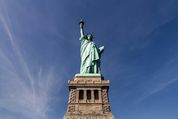 Fototapeta premium Freiheitsstatue frontale Ansicht, mit blauem Himmel, New York
