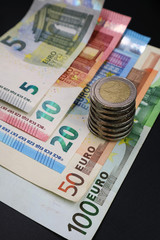 Geldscheine mit 2-Euro-Münzturm