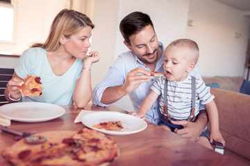 Obraz na płótnie Canvas Family with pizza in kitchen.