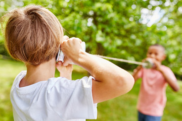 Kinder telefonieren mit dem Dosentelefon