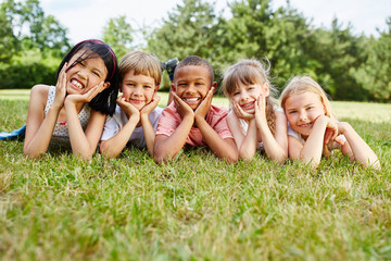 Glückliche Kinder auf einer Wiese