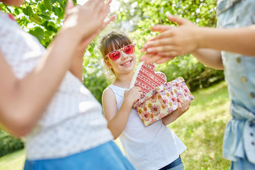 Obraz premium Mädchen feiern Kindergeburtstag