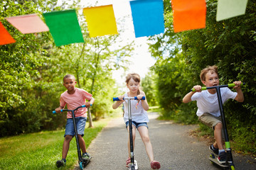 Kinder machen Wettrennen mit dem Roller