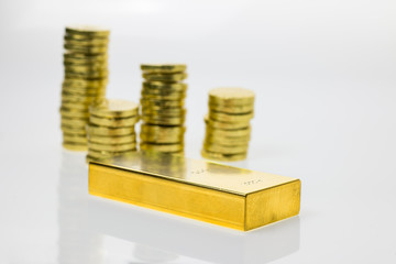 Geldanlage mit Goldbarren und Münzen als Freisteller