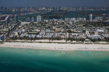 Obraz na płótnie Canvas Aereal view from an airplane of Miami Beach and surroundings 