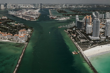 Fototapeta na wymiar Aereal view from an airplane of Miami Beach and surroundings 