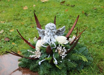 Kreativer Grabschmuck im Herbst mit Engel