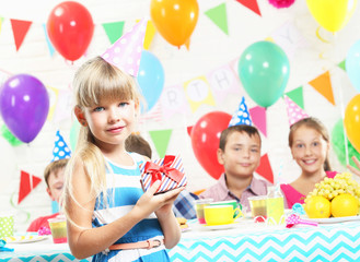 Obraz na płótnie Canvas Happy childrens having fun at birthday party