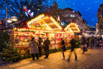 Menschen beim Einkauf auf dem Weihnachtsmarkt