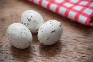 oeufs de cigogne sur table en bois