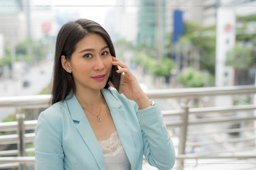 Obraz premium lifestyle business woman feel happy using smartphone , business concept