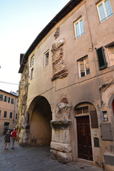 Fototapeta na wymiar Traces de l'amphithéâtre romain à Lucca en Toscane, Italie
