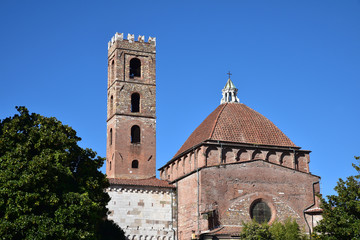 Fototapeta na wymiar Campanile et coupole de l'église San Giovanni à Lucca en Toscane, Italie