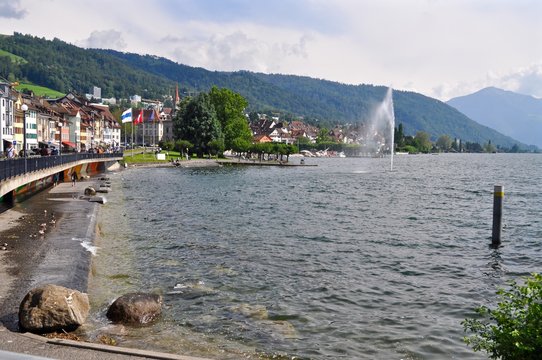 Seebecken der Stadt Zug, am Zugersee - See in der Schweiz