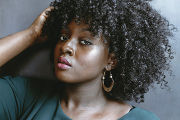 Portrait einer jungen Afikanerin mit Afro