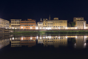 Fototapeta na wymiar Night shot of typical houses of Florence with its reflection on the river Arno