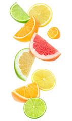 Isolierte Zitrusfruchtstücke in der Luft. In Scheiben geschnittene Orange, Zitrone, Limette, Grapefruit und Kumquat, die isoliert auf weißem Hintergrund mit Beschneidungspfad fallen